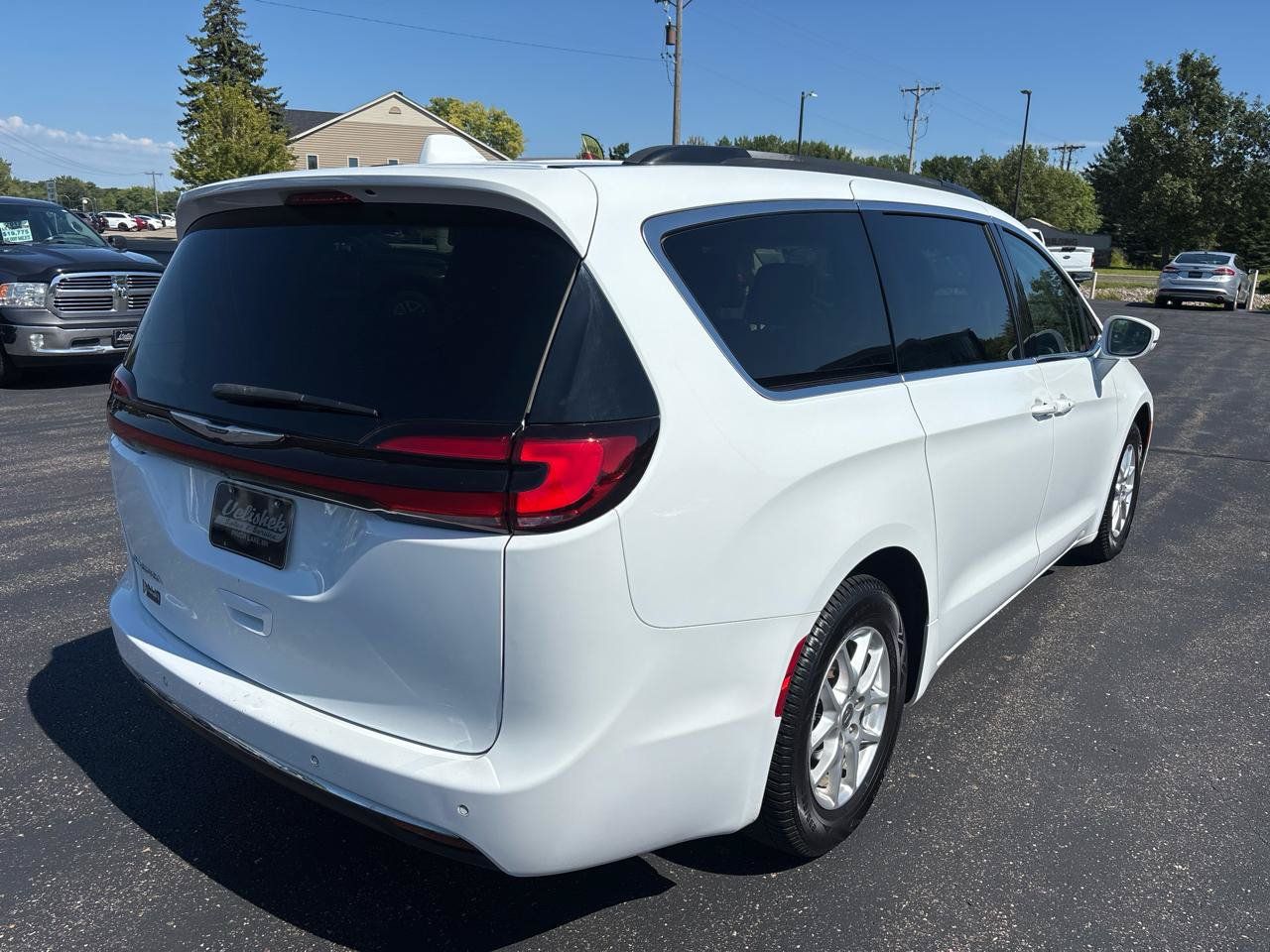 Used 2022 Chrysler Pacifica Touring-L FWD image 3
