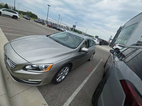 Used 2016 Volvo V60 T5 Premier FWD image 2