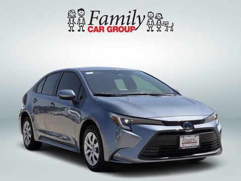 Used 2025 Toyota Corolla LE FWD image 2