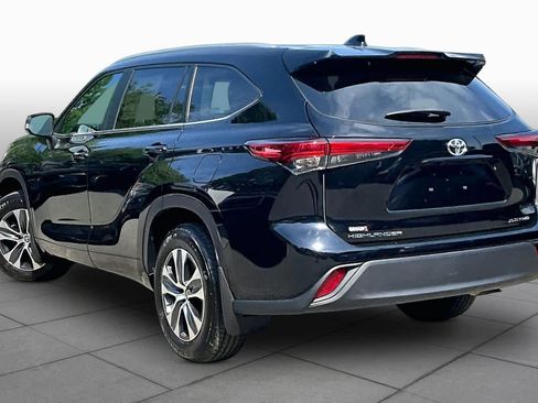 Used 2023 Toyota Highlander XLE AWD/4WD image 12