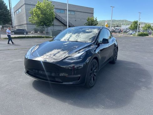 Used 2024 Tesla Model Y Long Range AWD/4WD image 9