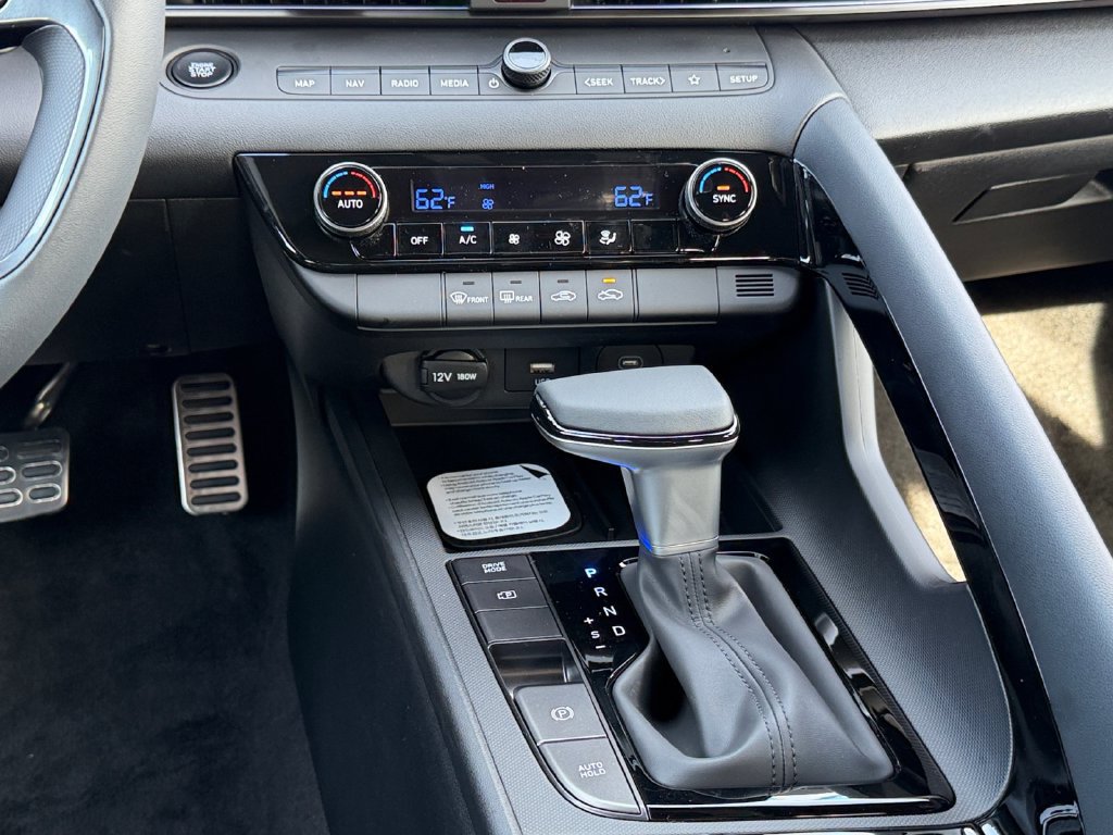 New 2026 Hyundai Elantra SEL FWD image 18