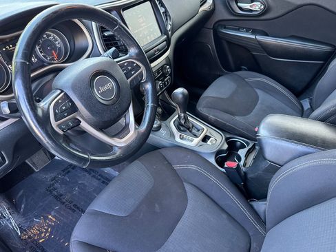 Used 2016 Jeep Cherokee Latitude w/ Cold Weather Group AWD/4WD image 4