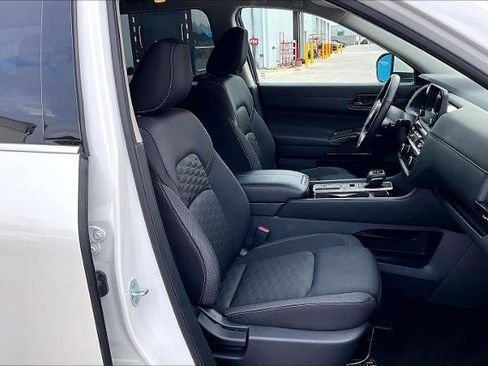 Certified 2024 Nissan Pathfinder SV image 9