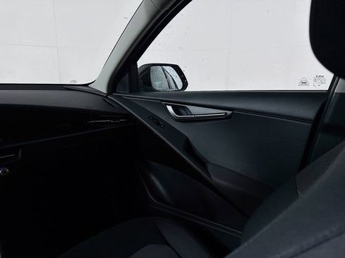 Used 2025 Kia Niro LX image 23