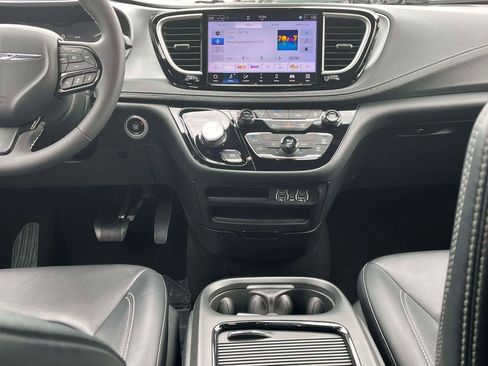 Used 2024 Chrysler Pacifica Limited FWD image 3
