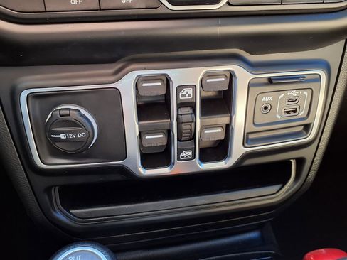 Used 2021 Jeep Wrangler Unlimited Sahara image 8