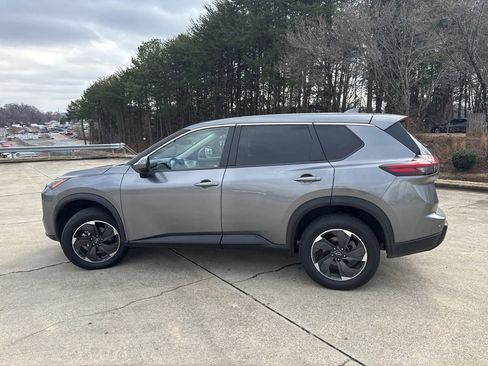 Used 2024 Nissan Rogue SV image 8