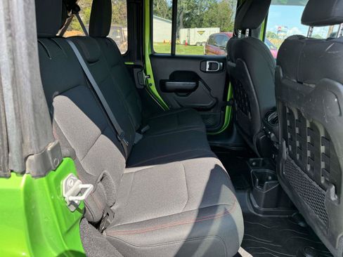 Used 2019 Jeep Wrangler Unlimited Rubicon w/ Cold Weather Group AWD/4WD image 18
