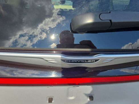 Used 2024 Chrysler Pacifica Touring-L image 9