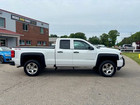 Used 2019 Chevrolet Silverado 1500 Custom w/ Custom Convenience Package AWD/4WD image 4