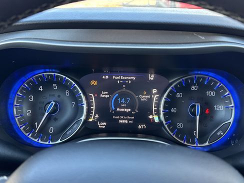 Used 2022 Chrysler Pacifica Touring-L image 13