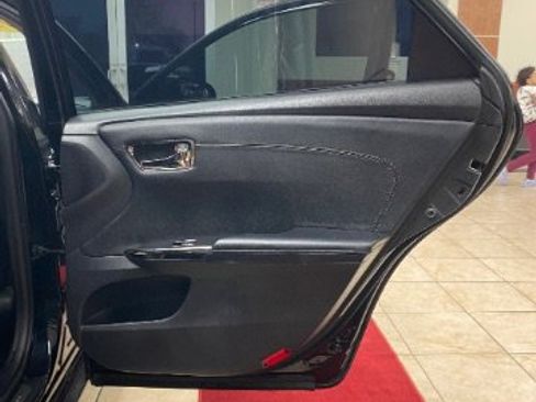 Used 2016 Toyota Avalon Limited image 12