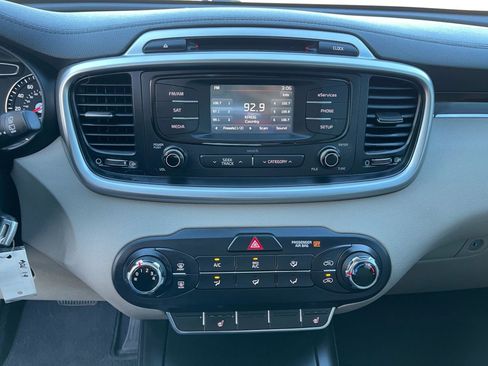 Used 2016 Kia Sorento LX w/ LX Convenience Package image 28