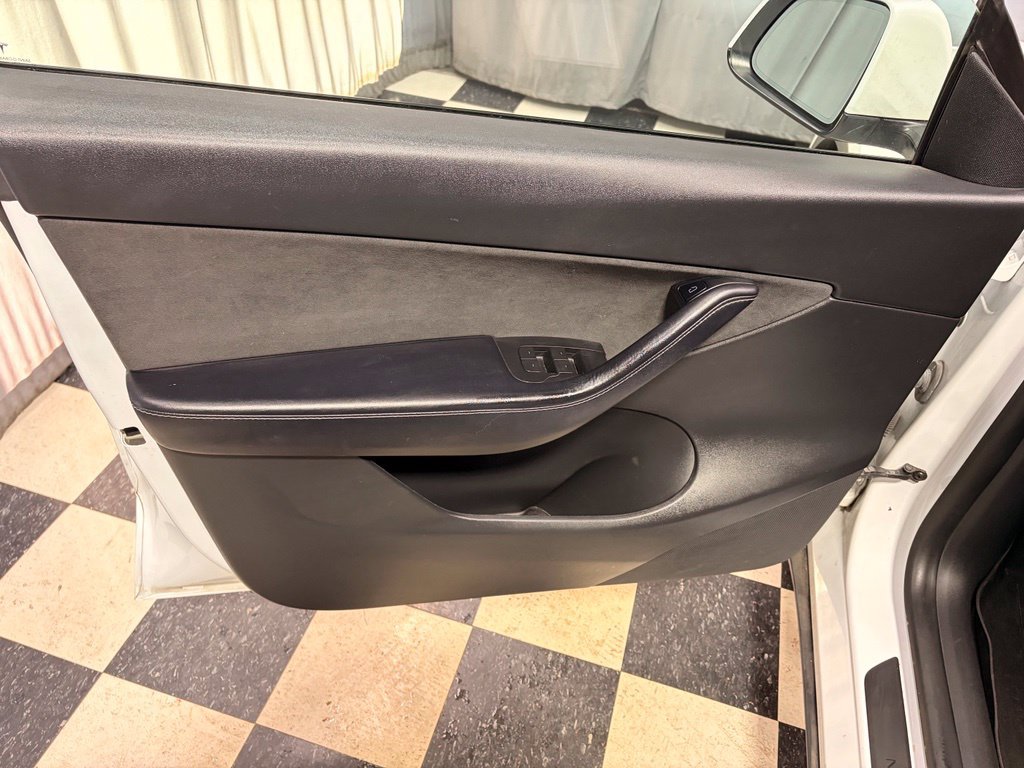 Used 2022 Tesla Model Y Long Range AWD/4WD image 13