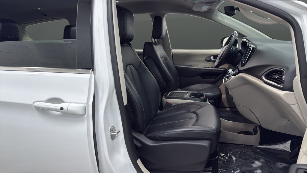 Used 2024 Chrysler Pacifica Touring-L FWD image 24