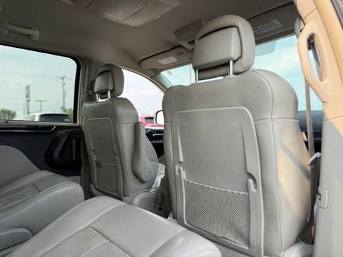 Used 2015 Chrysler Town & Country Limited FWD image 17