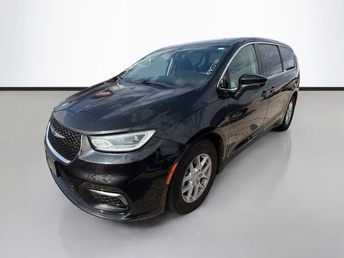 Used 2023 Chrysler Pacifica Touring-L FWD image 5