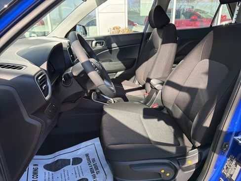 Used 2025 Hyundai Venue SE image 11