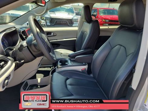 Used 2024 Chrysler Pacifica Touring-L FWD image 15