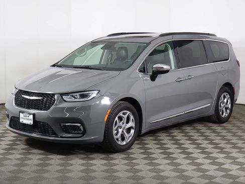 Used 2023 Chrysler Pacifica Limited FWD image 12
