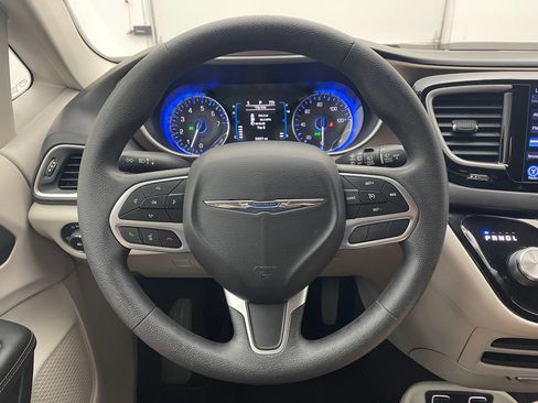 Used 2017 Chrysler Pacifica Touring Plus w/ Tire & Wheel Group FWD image 19