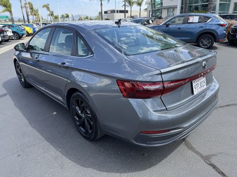 Used 2025 Volkswagen Jetta SE w/ Sunroof Package FWD image 7