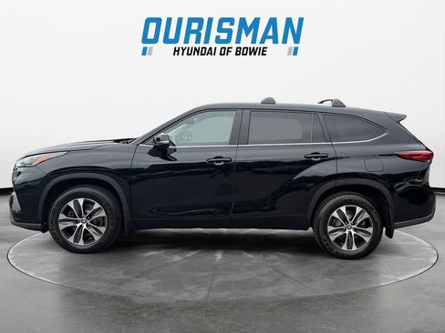 Used 2023 Toyota Highlander XLE AWD/4WD image 3