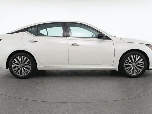 Used 2025 Nissan Altima 2.5 SV FWD image 11