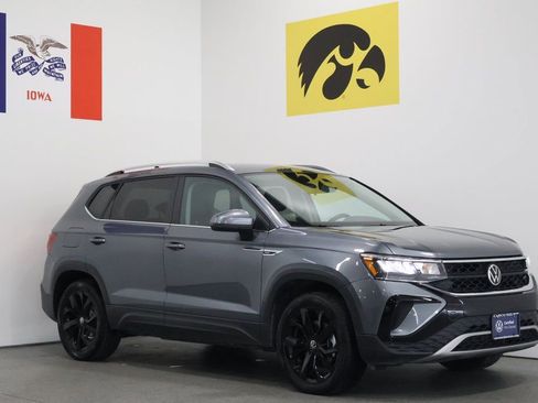 Used 2022 Volkswagen Taos SE image 1