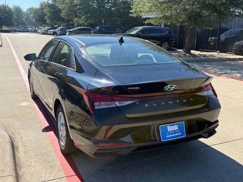 Used 2021 Hyundai Elantra SE FWD image 3