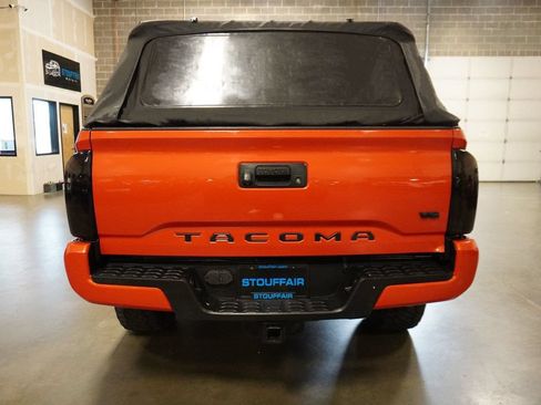 Used 2016 Toyota Tacoma TRD Sport AWD/4WD image 24