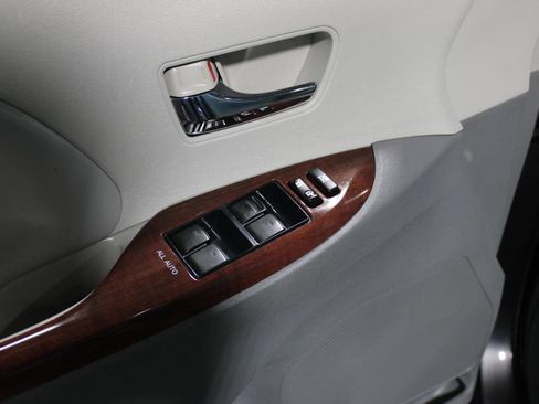 Used 2014 Toyota Sienna XLE FWD image 9