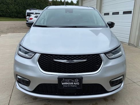 Used 2024 Chrysler Pacifica Touring-L FWD image 3