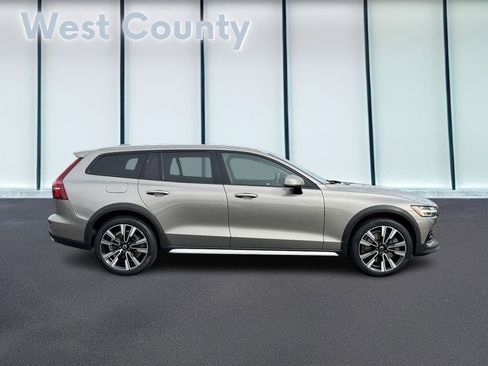Used 2020 Volvo V60 T5 Cross Country w/ Cross Country Pro Package image 2