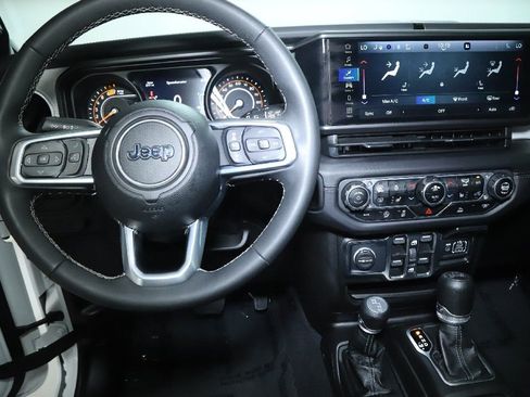 Used 2025 Jeep Wrangler Unlimited Sahara AWD/4WD image 29