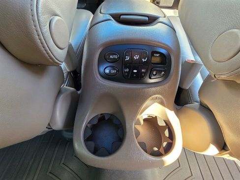 Used 2005 Toyota Sequoia SR5 AWD/4WD image 40