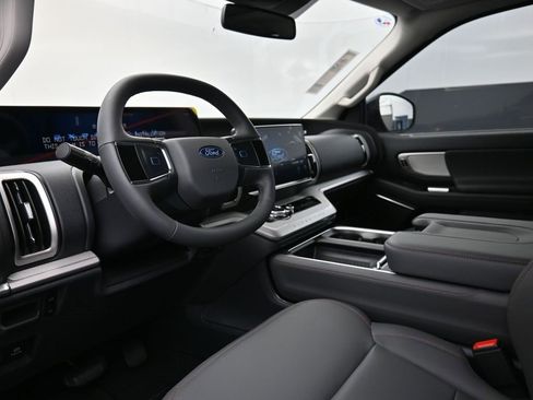 New 2025 Ford Expedition Active image 18