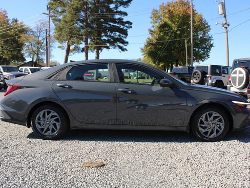 Used 2024 Hyundai Elantra Blue FWD image 6