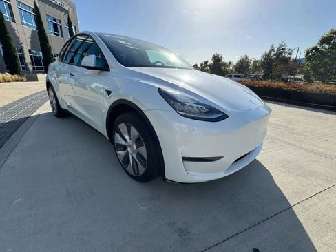 Used 2023 Tesla Model Y Long Range AWD/4WD image 3