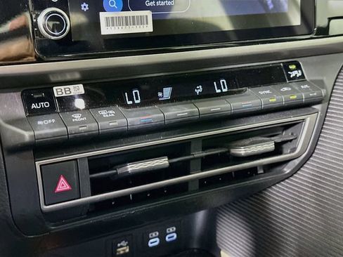 Used 2025 Toyota Camry SE w/ Convenience Package FWD image 18