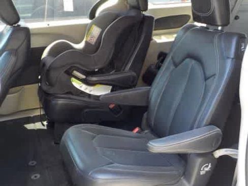 Used 2023 Chrysler Pacifica Touring-L FWD image 6