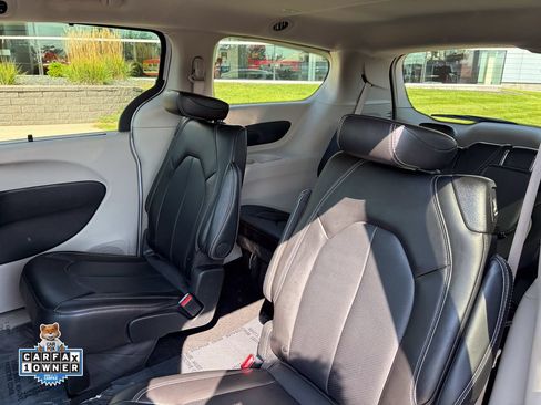 Used 2024 Chrysler Pacifica Touring-L FWD image 12