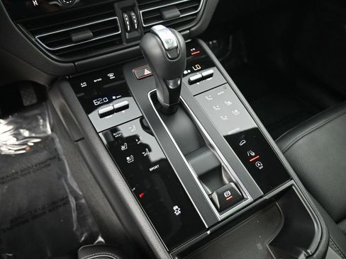 Certified 2025 Porsche Macan image 22