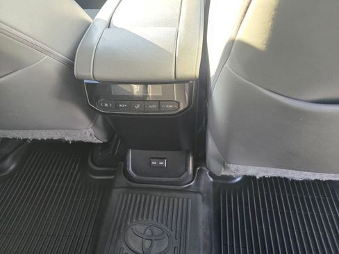 Used 2023 Toyota Highlander XLE AWD/4WD image 13