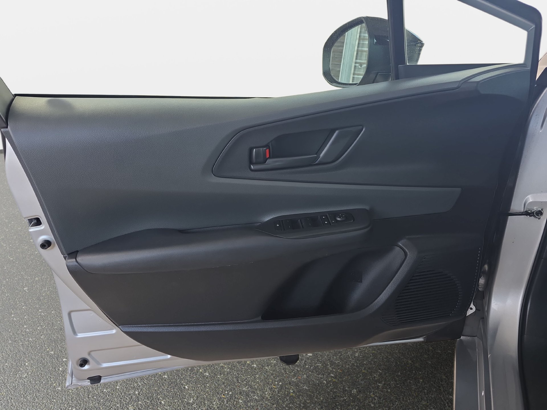 Used 2025 Toyota Prius LE FWD image 25