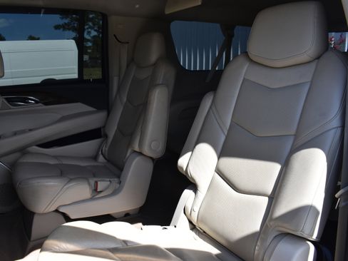 Used 2019 Cadillac Escalade ESV Premium Luxury w/ LPO, Radiant Package image 36