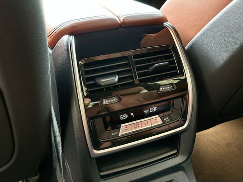 Used 2022 BMW X7 xDrive40i w/ M Sport Package image 27