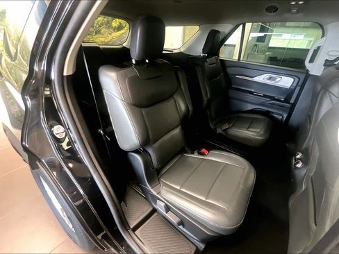 Used 2025 Ford Explorer Active w/ Active Comfort Package RWD image 18