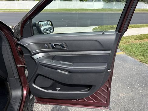 Used 2018 Ford Explorer XLT w/ Equipment Group 202A FWD image 9